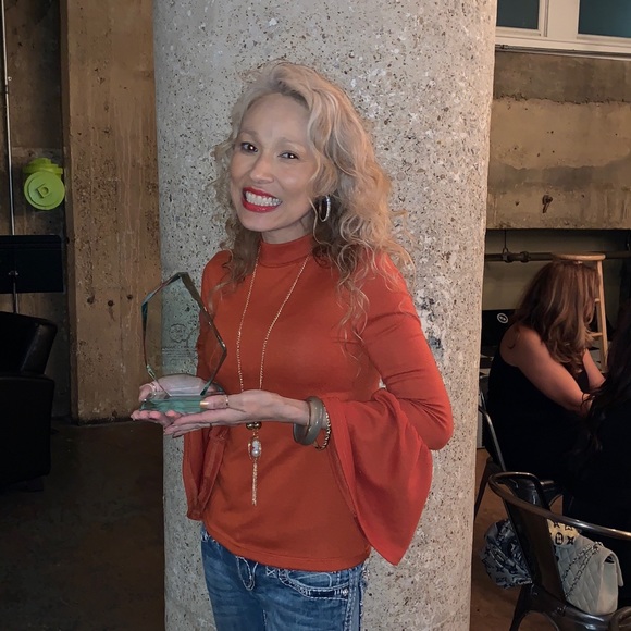 Poshmark Est 2012 : Mizfabulousity - Picture 3 of 8